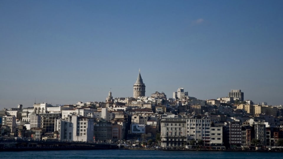 Blick vom Bosporus auf Beyoglu, ein Szeneviertel Istanbuls.