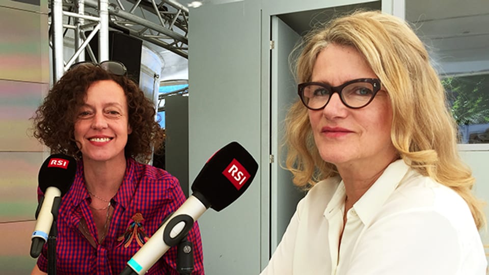 Regisseurin Maria Schrader (links) und Schauspielerin Barbara Sukowa zeigen in Locarno ihren Film «Vor der Morgenröte».