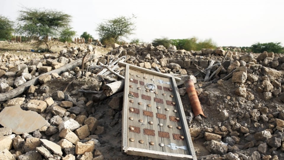 Überreste eines alten Mausoleums, dass Islamisten 2013 in Timbuktu zerstört haben.