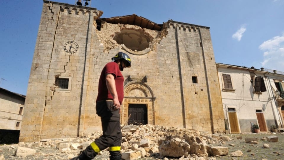 Zerstörte Kirche in der nähe von L'Aquila.