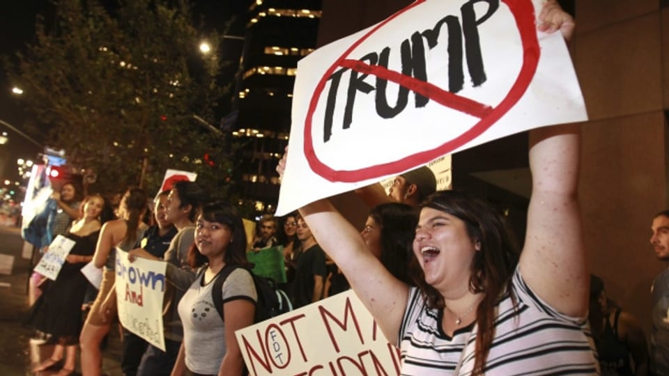 Nach dem Wahlsieg von Donald Trump sind in den USA Tausende auf die Strasse gegangen. Proteste gab es auch in San Diego.