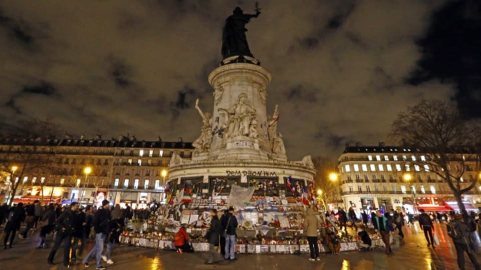 Bei einem Terroranschlag auf das Redaktionsbüro von Charlie Hebdo am 7. Januar 2015 wurden zwölf Menschen ermordet.