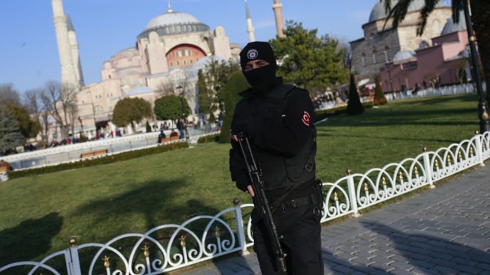 Ein türkischer Polizist bewacht den historischen Sultanahmet-Distrikt in Istanbul.
