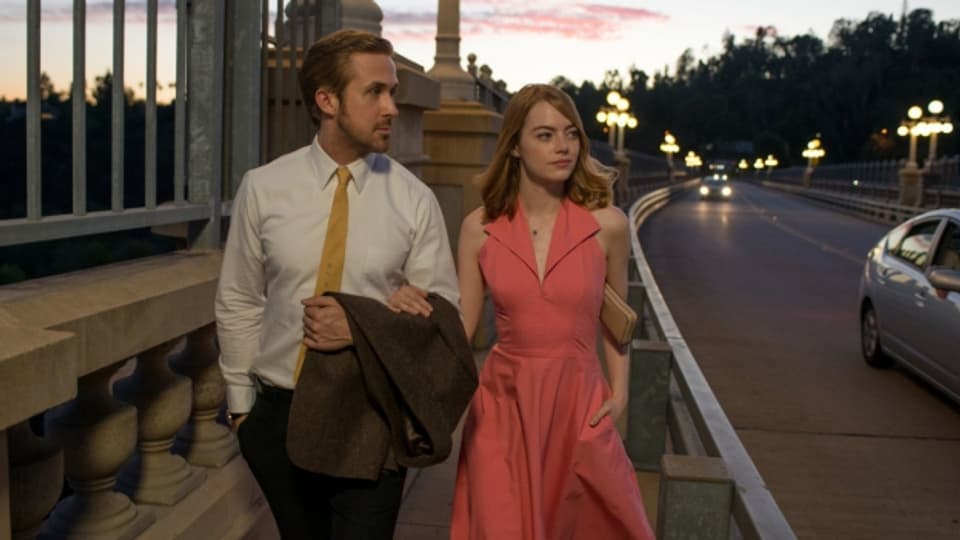 Auf dem Nachhauseweg einer Hollywoodparty stösst Mia (Emma Stone) auf den Jazzpianisten Sebastian (Ryan Gosling).