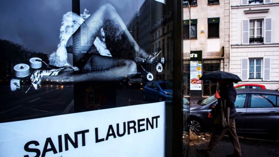 Eines der umstrittenen Saint Laurent Werbeplakate in Paris.