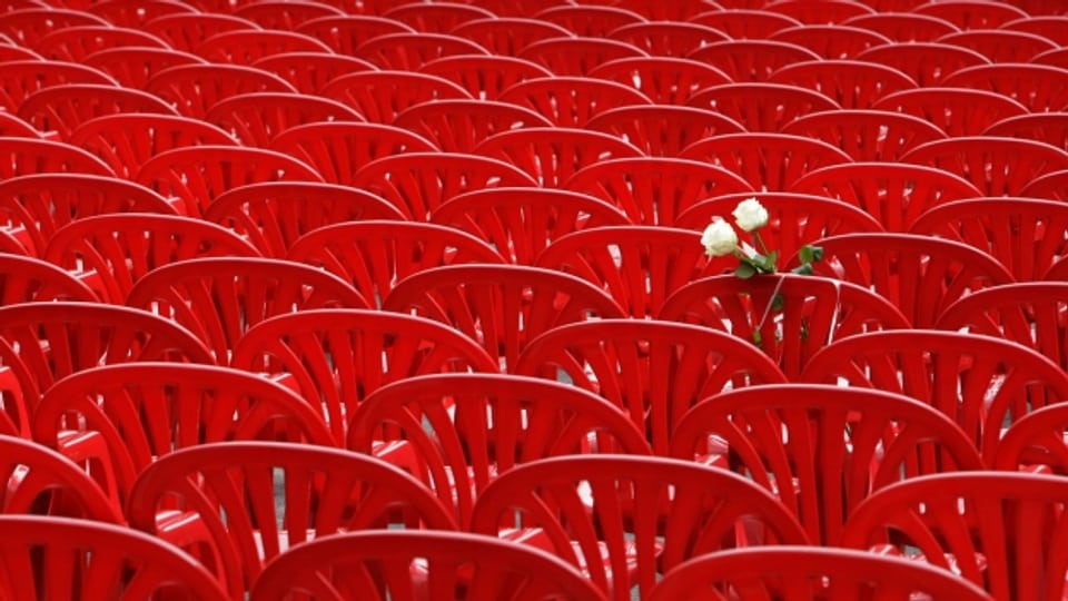 Zum zwanzigsten Jahrestag des Krieges in Bosnien wurden in Sarajevo rote Stühle aufgestellt, in Erinnerung an die 11'541 Einwohner, die während der Belagerung getötet worden sind.