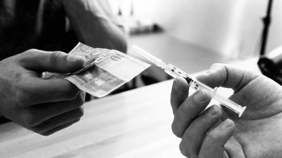 1992 bewilligt der Bundesrat die ärztlich kontrollierte Heroin-Abgabe an 250 Schwerstabhängige.