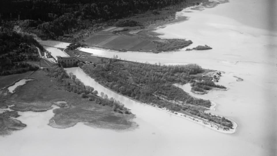Die Mündung des Aaare-Hagneck-Kanals in den Bielersee 1925.