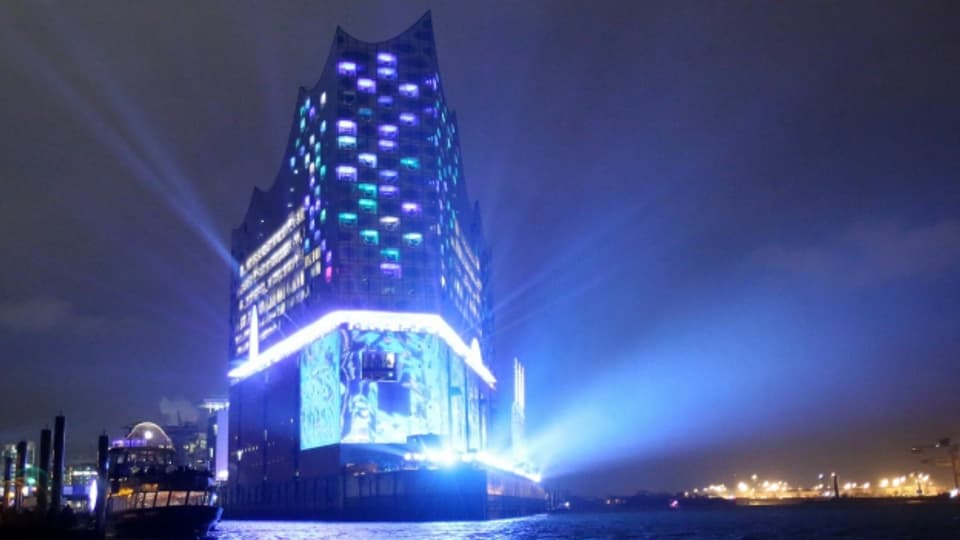 Während des Eröffnungskonzerts wird am 11.01.2017 am Hafen in Hamburg die Elbphilharmonie illuminiert.