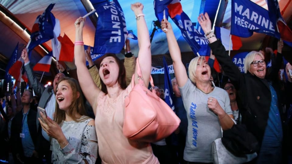 Epistokratie als Antwort auf Rechtspopulismus? Le Pen Anhänger feiern den ersten Wahlgang.