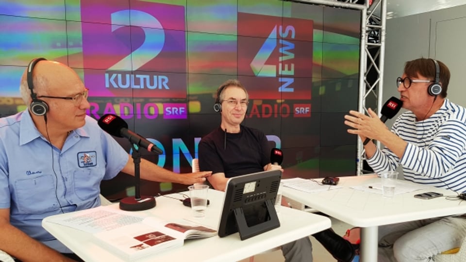 Live aus Locarno: Moderator Eric Facon im Gespräch mit den Filmkritikern Michael Sennhauser und Peter Claus.