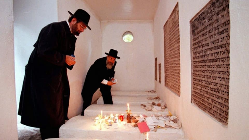 Jüdische Geistliche beten am Grab des Rabbis Gaon von Vilnius, Lithauen