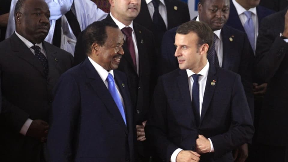 Emmanuel Macron im Gespräch mit Kameruns Präsidenten Paul Biya beim EU-Afrika-Gipfel in Abidjan