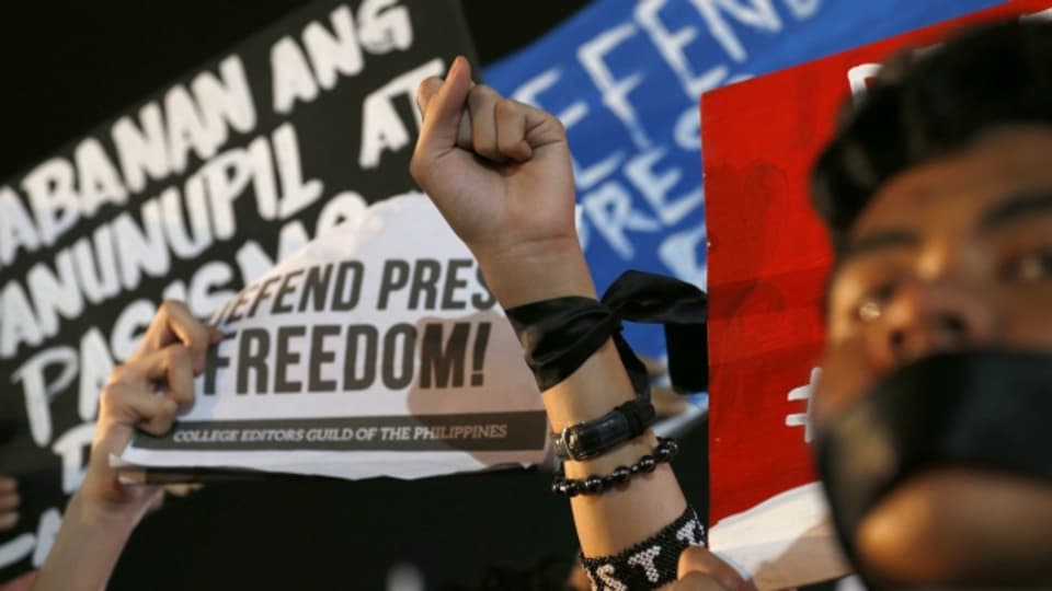 Journalistinnen und Aktivisten demonstrieren auf den Philippinen für die Pressefreiheit
