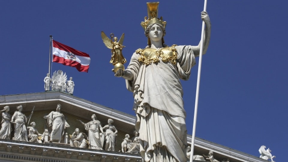 Das österreichische Parlament in Wien mit der Weisheitsgöttin Athene im Vordergrund