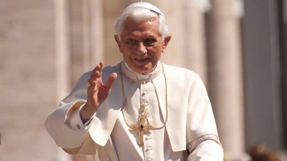 Papst Benedikt XVI. grüsst die Gläubigen