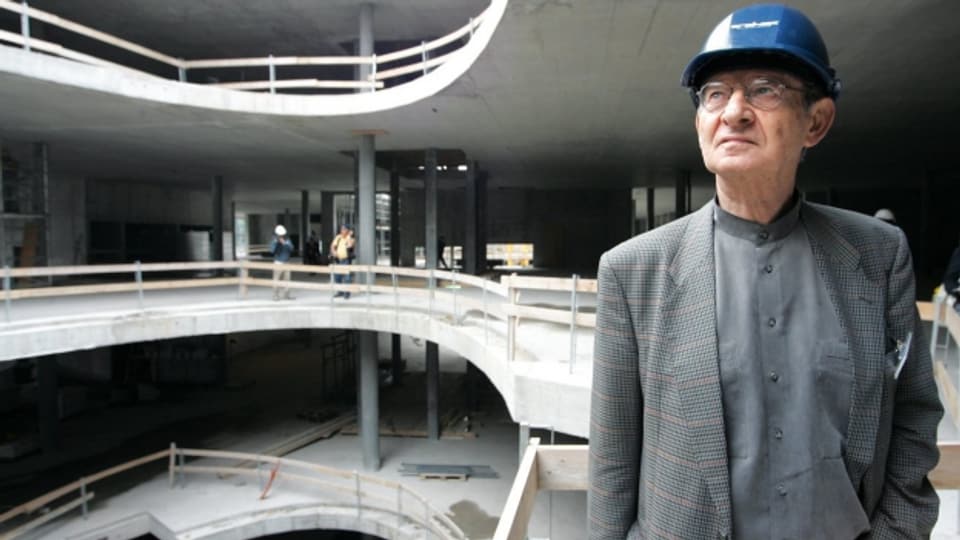 Architekt Theo Hotz im Jahre 2005 auf der Baustelle Sihlcity in Zürich