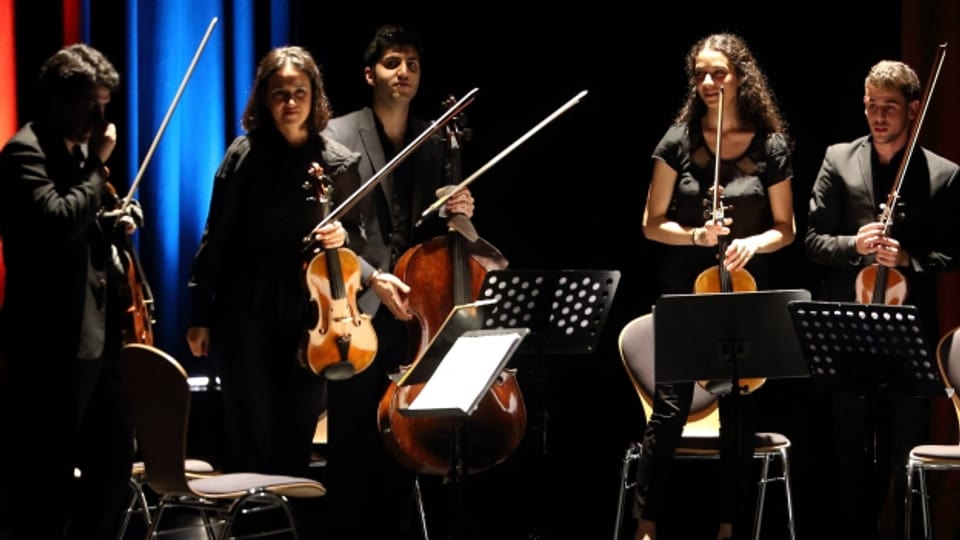Kian Soltani (Mitte) im Quintett