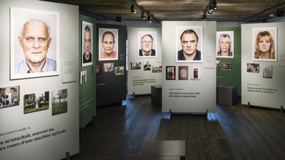 Tausende Kinder in der Schweiz sind Opfer fürsorglicher Zwangsmassnahmen geworden. Blick in die Fotoausstellung «Verdingkinder» die im November 2016 im Berner Käfigturm stattfand