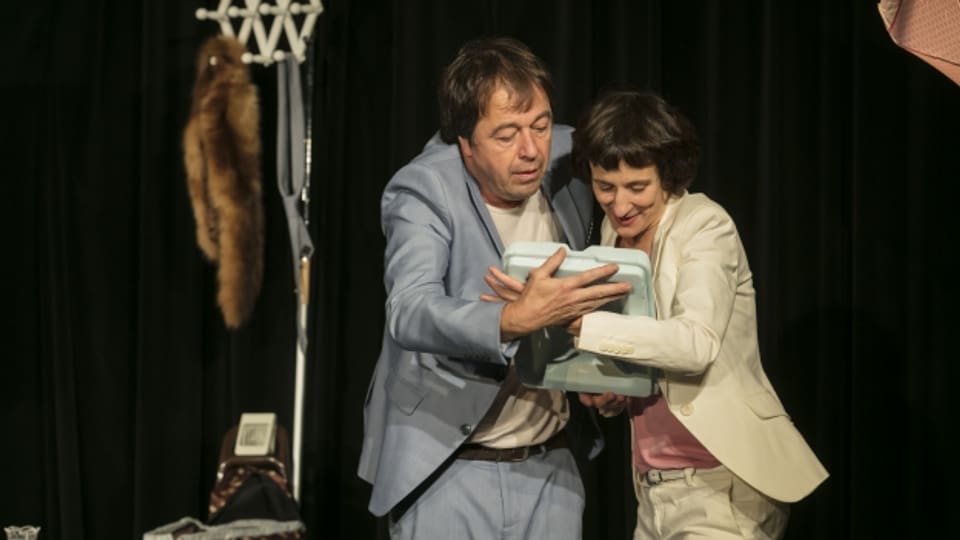  Nora Vonder Mühll und Stefan Colombo im Stück «Knapp e Familie».