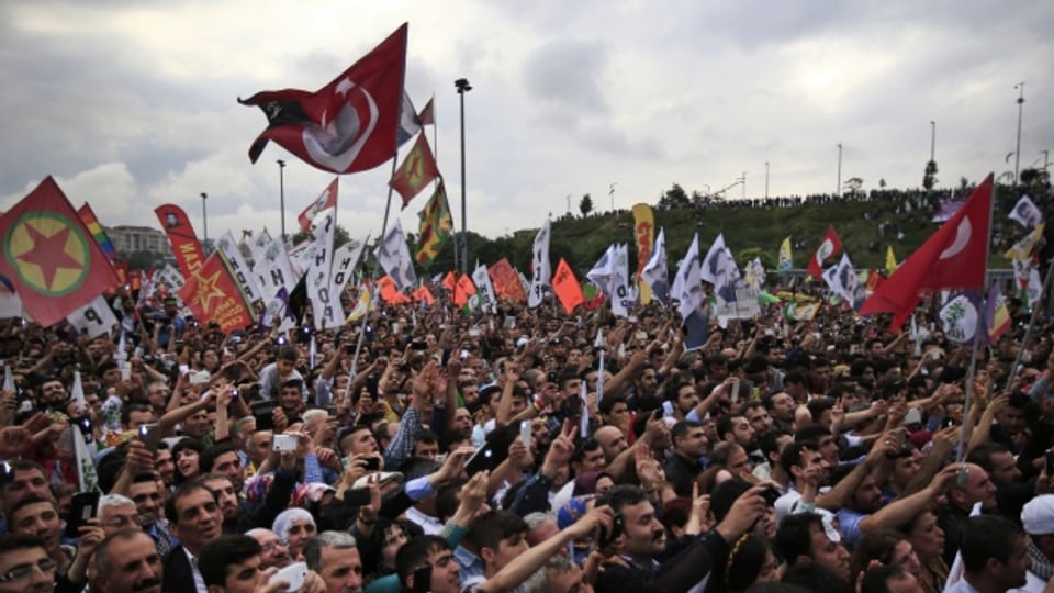 Anhänger der prokurdischen Partei HDP applaudieren einen Tag nach der Wahl.