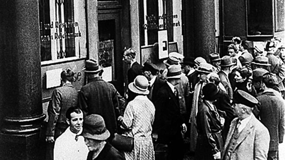 Bankenkrise 1931 in Deutschland: Menschen stehen Schlange vor einer Berliner Bank.