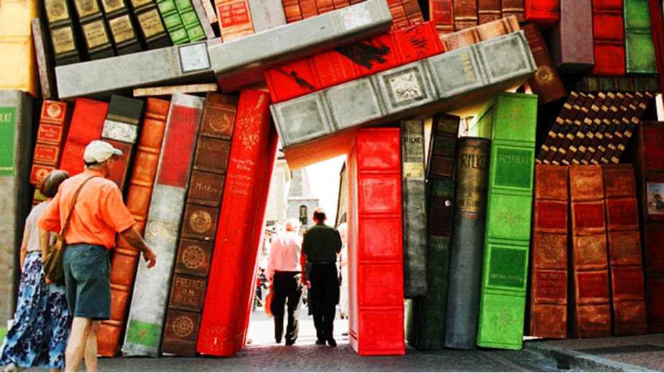 Diese riesige Bücherwand diente als Eingang während des «Rilke Festivals» in Siders, 2000