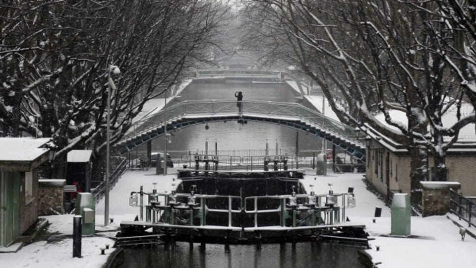 Paris kann wunderschön sein. Etwa, wenn der Canal Saint Martin mit Schnee bedeckt ist.
