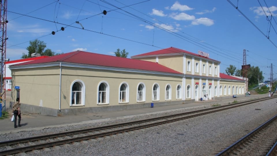 Bahnhofsgebäude in Petuschki, Russland.
