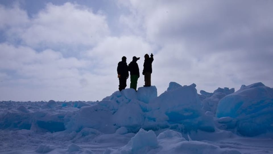 Die Inupiat leben seit Jahrhunderten in Barrow, Alaska. Die drei Männer halten Ausschau nach Walen.
