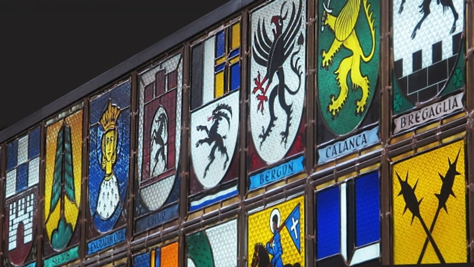 Die Wappen der 39 Kreise im Bündner Grossratssaal.