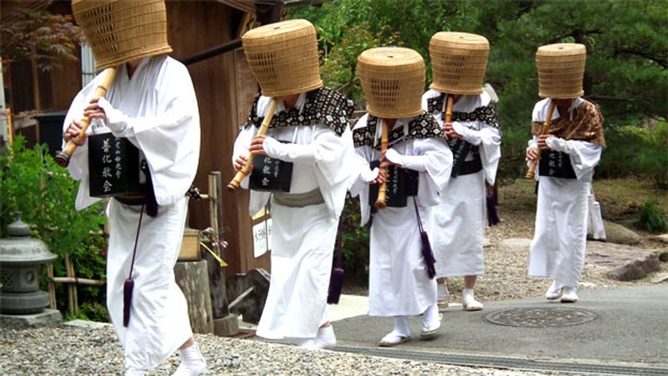 Japanische Fuke-Mönche, auch Wander- oder Bettelmönche, benutzten die Shakuhachi-Flöten als Instrument.