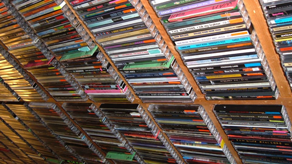Auf, unter und neben dem Arbeitstisch unserer Musikredaktorin stapeln sich die CDs.