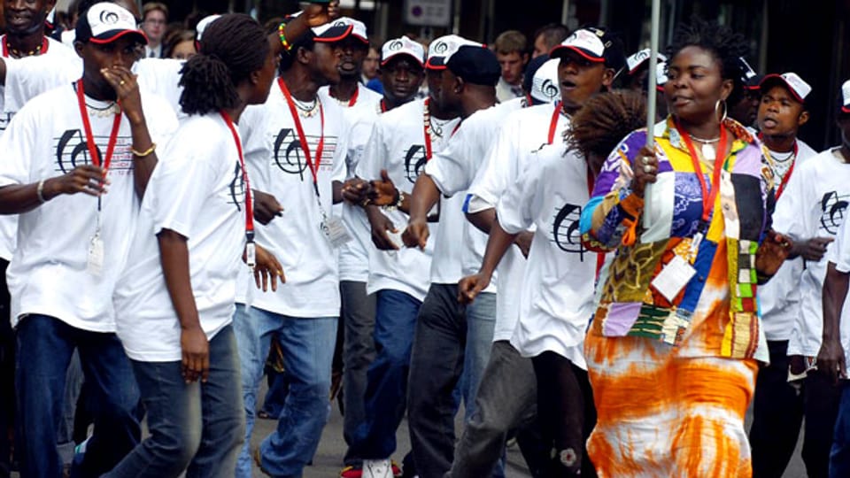 Das Dance Ensemble Accra aus Ghana beim Umzug anlaesslich des Weltmusikfestivals in Zürich am Samstag, 9, Juli 2005.