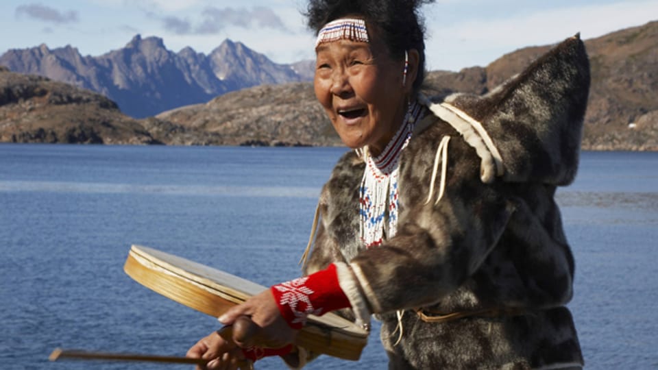 Inuit-Frau während eines Trommeltanzes in Grönland.