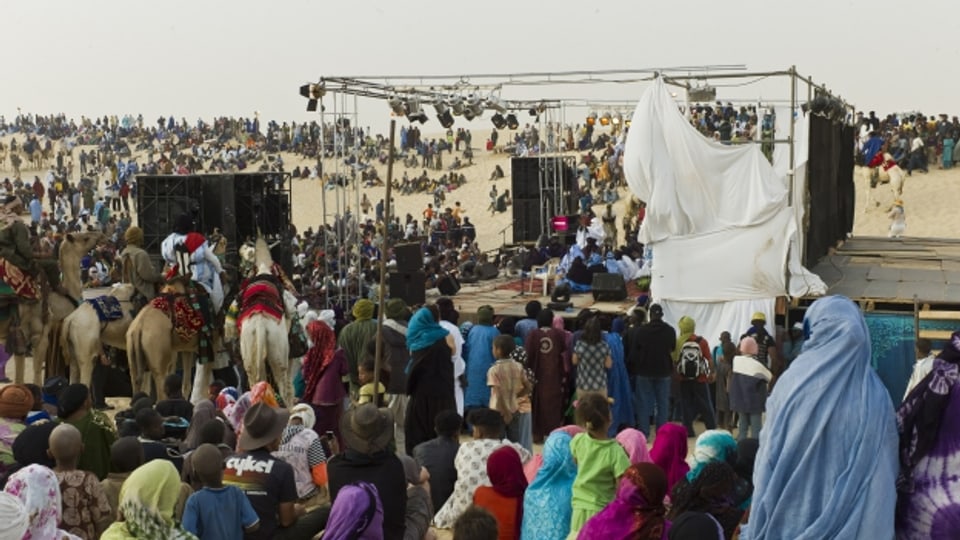 Menschen feiern am Festival au Désert in Mali, 2012.