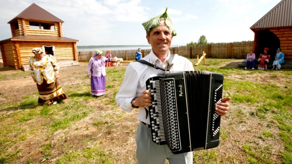 Traditionelle Klänge: Volksmusik am Ufer des Jenissei-Flusses in Sibirien.