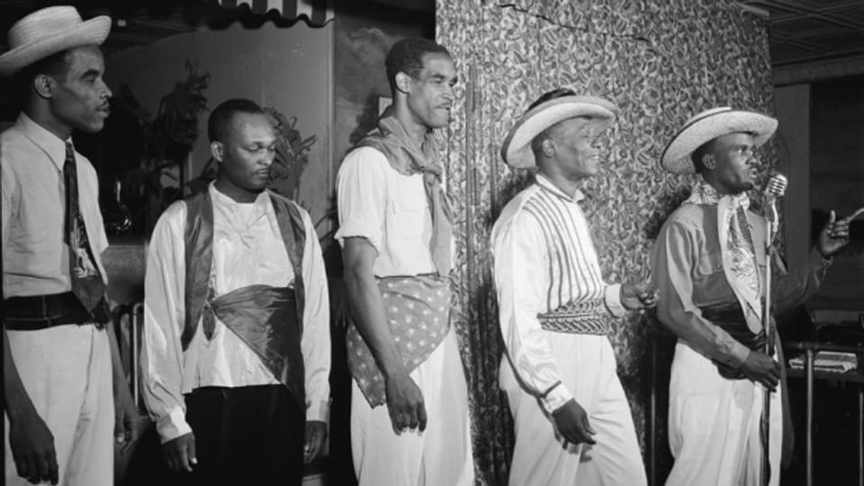 Die Calypso-Musiker Lord Invader, Patrick MacDonald und Wilmoth Houdini treten in einem New Yorker Nachtclub auf.
