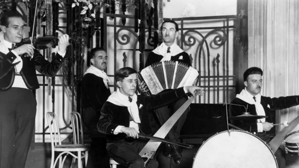 1925: Mitglieder der Varaldis Savoy Tango Band.