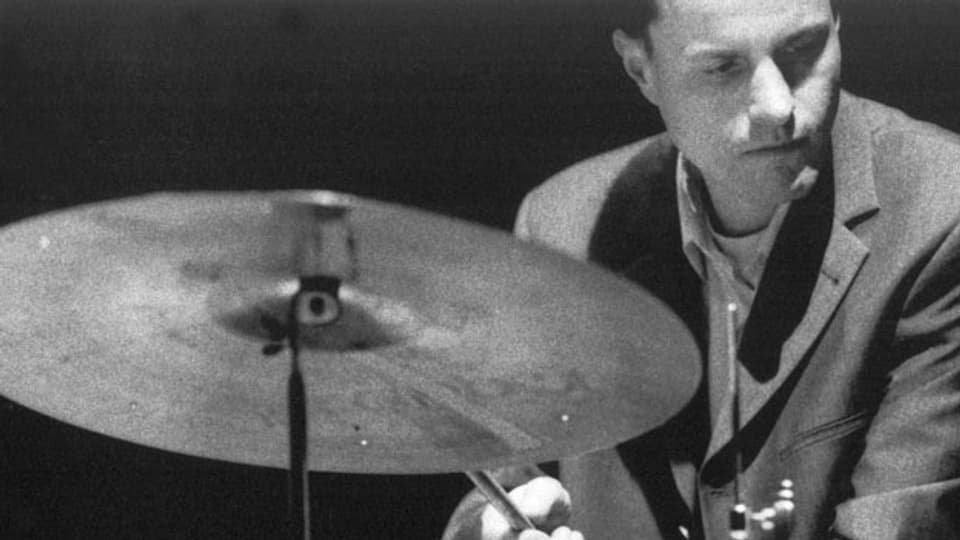 Der Schlagzeuger Elmar Frey lässt als Gast von Andreas Müller-Crepon die wichtigsten Stationen der «Rhythm Set»-Jazzgeschichte Revue passieren.