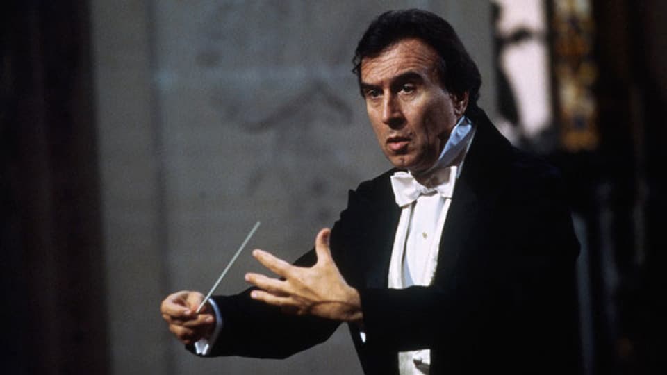«Zuhören!» ermahnte der Dirigent seine Orchestermusiker in den Proben: Abbado 1985 in Versailles.