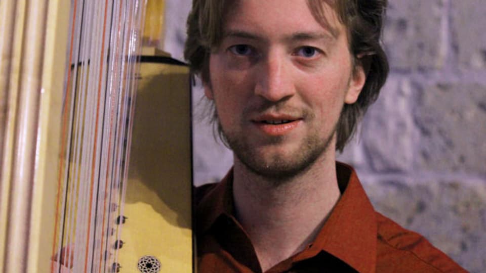 Nicolas Achten spielt nicht nur Cembalo, Laute und Harfe, sondern ist auch Sänger und begleitet sich oft selbst auf einem seiner Instrumente.