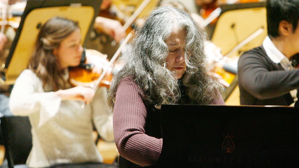 Martha Argerich am Klavier.