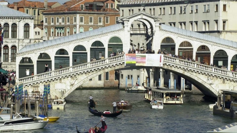 Die historische Ponte di Rialto ist eines der bekanntesten Bauwerke in Venedig.