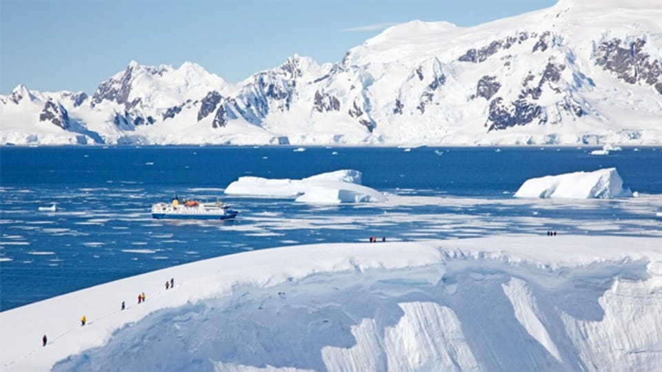 Landgang bei Portal Point, die MS Ocean Nova liegt vor Anker (Antarktis).