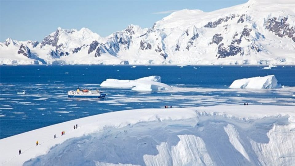Landgang bei Portal Point, die MS Ocean Nova liegt vor Anker (Antarktis).