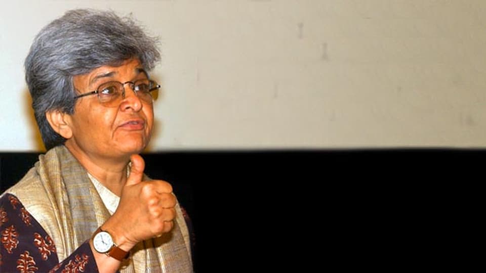 Kamla Bhasin an einer Konferenz für Entwicklungszusammenarbeit in Basel, 2001