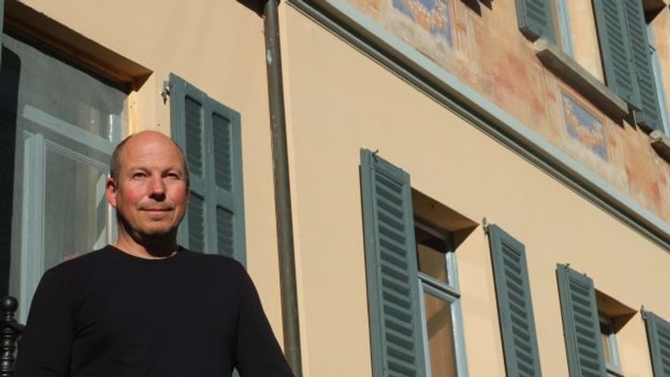 Der Textilkünstler Werner Birnstiel vor seinem Hotel «Casa Lucomagno»