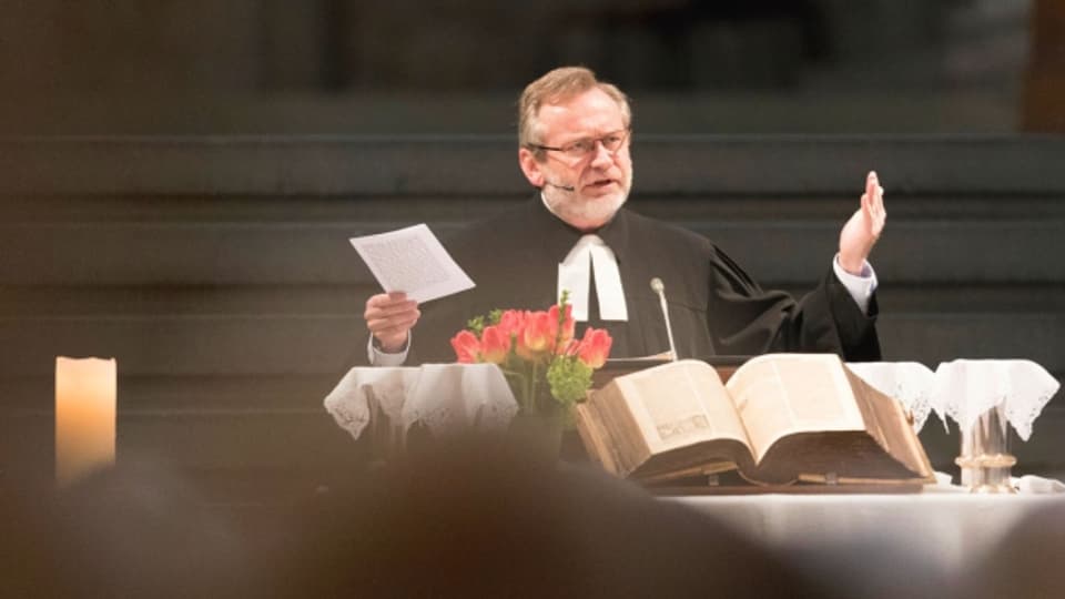 Pfarrer Christoph Siegrist bei einer Predigt im Grossmünster