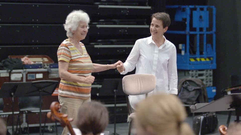 Die erste Schweizer Dirigentin Sylvia Caduff (links) im Film «Maestras».